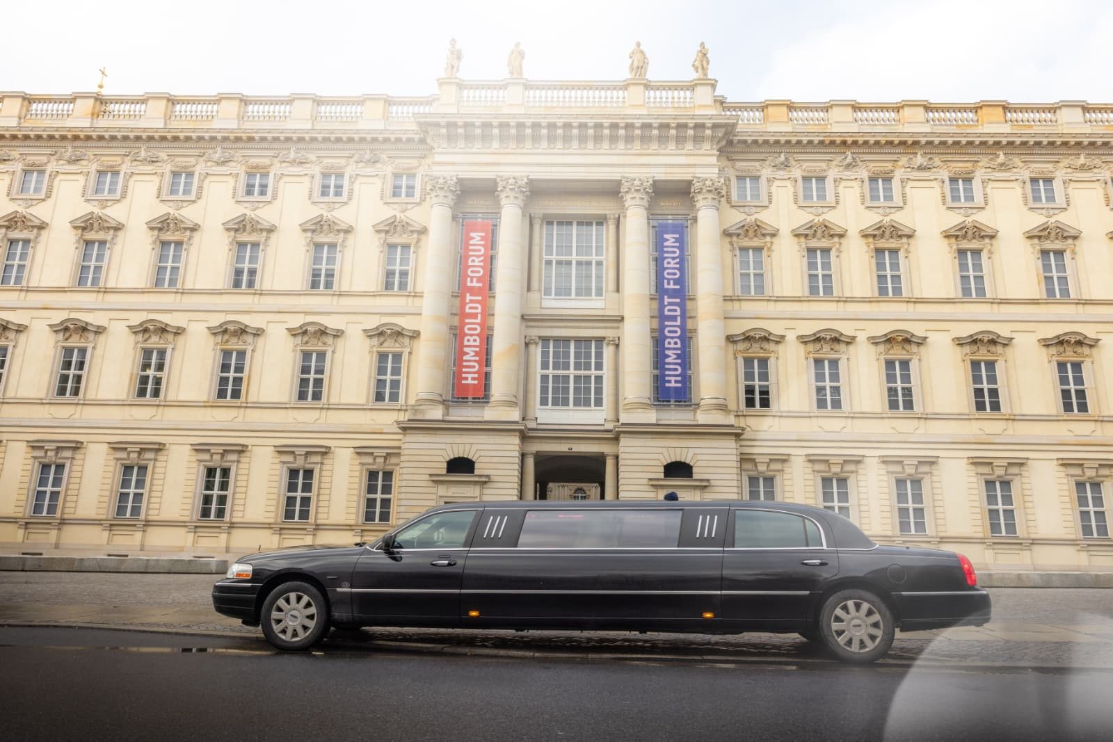 Stretchlimousine vor dem Humboldt Forum in Berlin