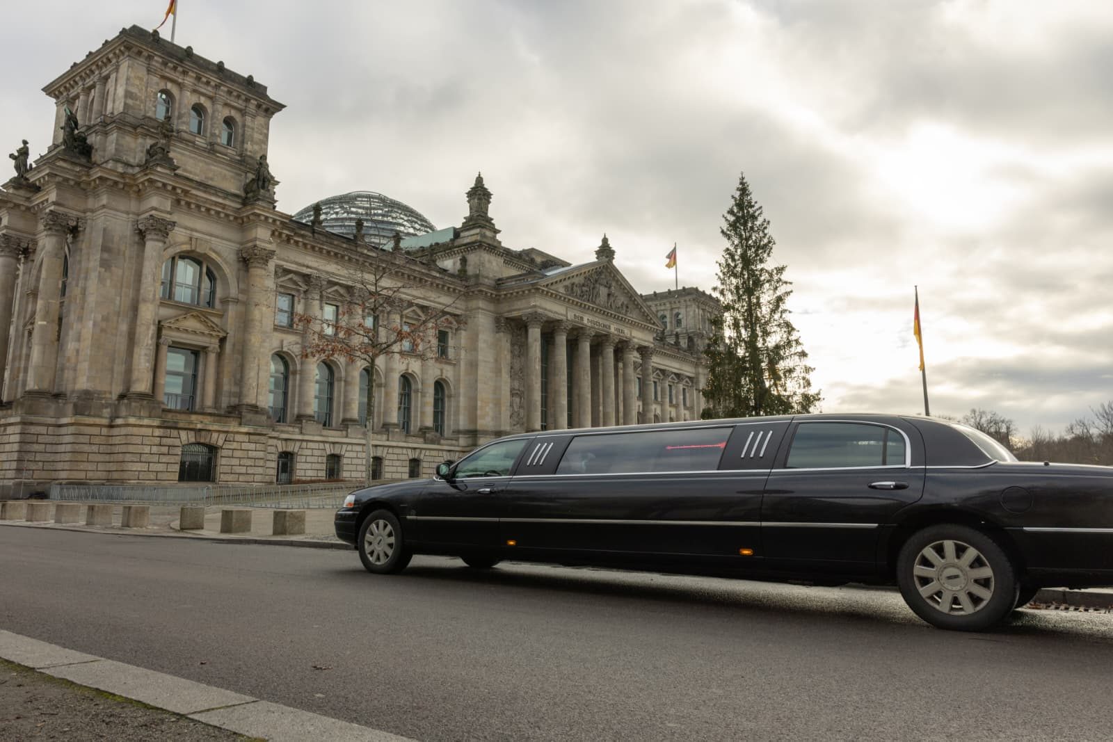 Schwarze Stretchlimousine vor dem Reichstag in Berlin