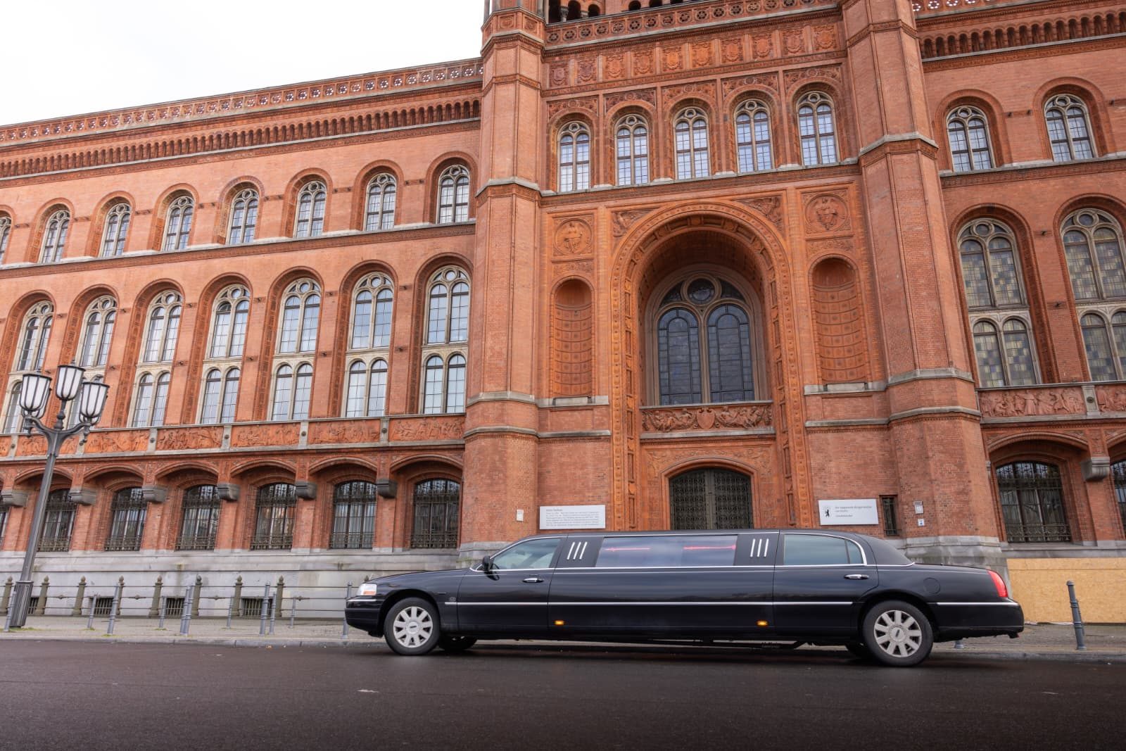 Stretchlimousine vor dem Roten Rathaus Berlin