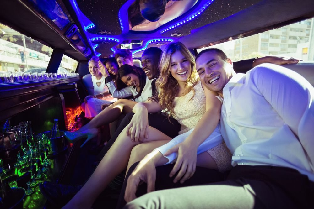 Feiernde Menschen unter Konfetti bei einer Party
